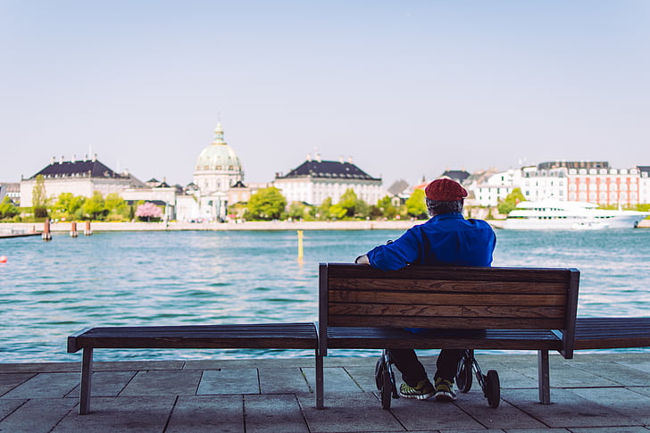mies, istuu, penkki, vesi, vanha puisto, Kööpenhamina, peruutuskamera