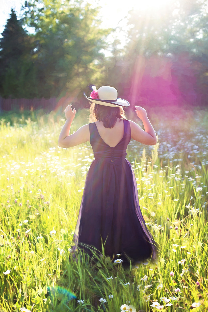 hübsche Frau im Feld, Sonnenschein, langes Kleid, Sommer, Natur, Glück, Wiese