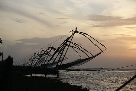 kinesiska fiskenät, solnedgång, Kerala, Kochi, traditionella