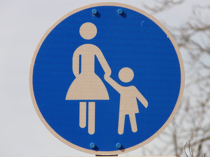 sidewalk, traffic sign, pedestrian, shield, woman, child, faru with child