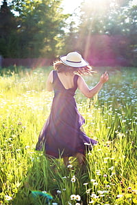vacker kvinna i fältet, Dans, solsken, lång klänning, sommar, naturen, lycka