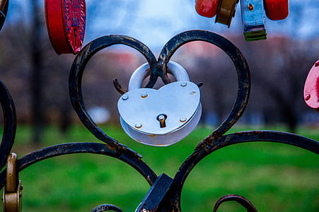 slēdzenes sirds, sirds, piekaramās slēdzenes, metālika, romantisks, kāzas, pāris