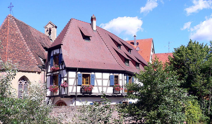 Fachwerkhaus, Kaysersberg, Alsace, Frankrike, bostäder, väggen, träd