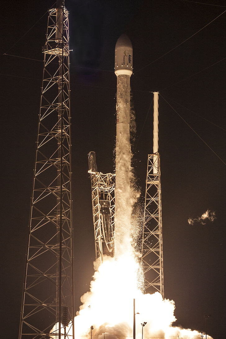 Start rakiety, noc, odliczanie, SpaceX, momencie wyniesienia, uruchomienie, płomienie