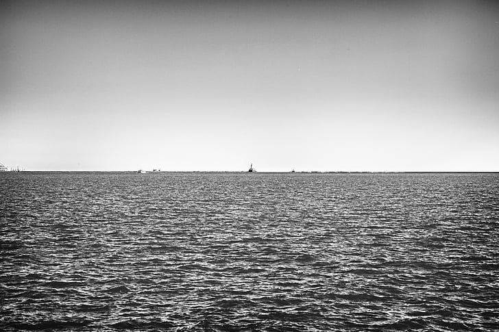 Ozean, Meer, Schiffe, Boote, Horizont, Himmel, schwarz / weiß