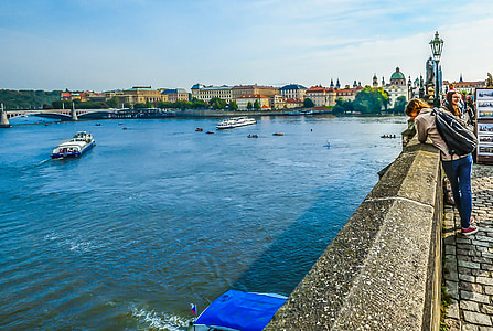Prag, Bridge, Tjeckiska, turism, båtar, tur, unga