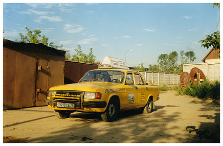 Starý obrázek, žlutý cab, taxi, Volga gaz-31029, Rusko, Moskva, 1998th rok