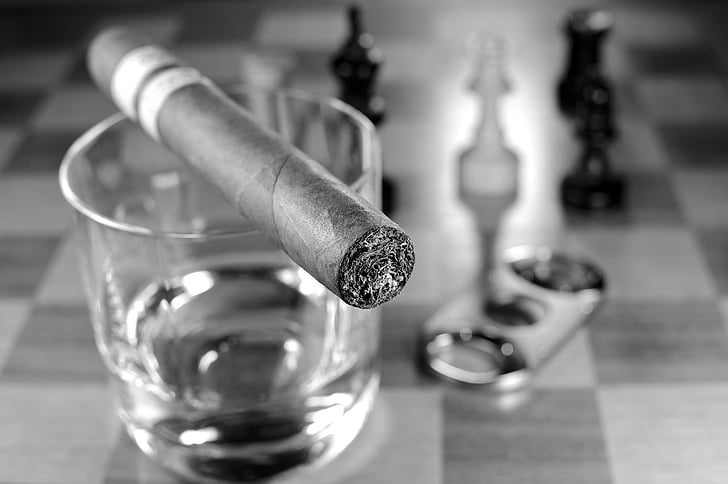 schack, schackbräde, schackpjäser, glas, cigarr, whisky, Cigar fräsar
