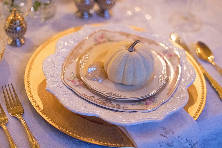 Urlaub Tisch, gedeckter Tisch, Thanksgiving-Tabelle, Vintage china, Feier, Thanksgiving, Ort