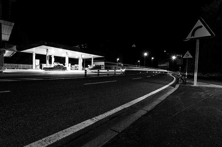 en noir et blanc, voiture, station d’essence, lumière, longue exposition, nuit, route