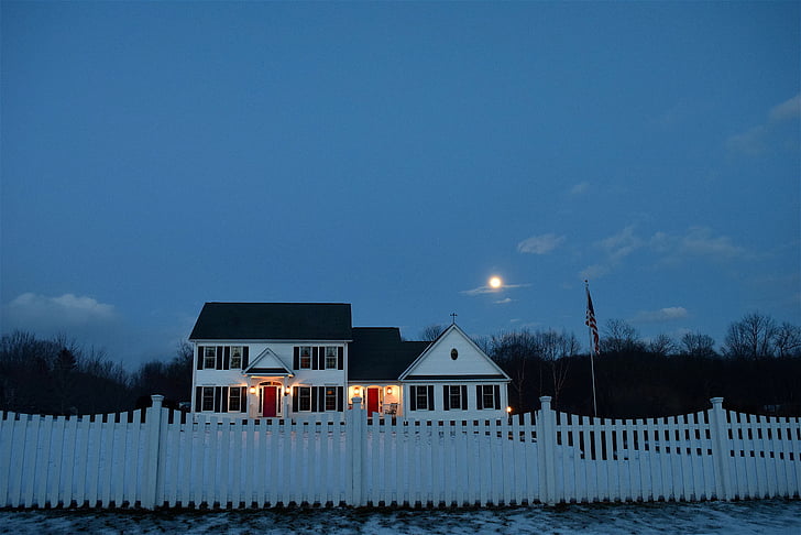 mesiac, dom, plotom, svetlá, nočný čas, večer, súmraku