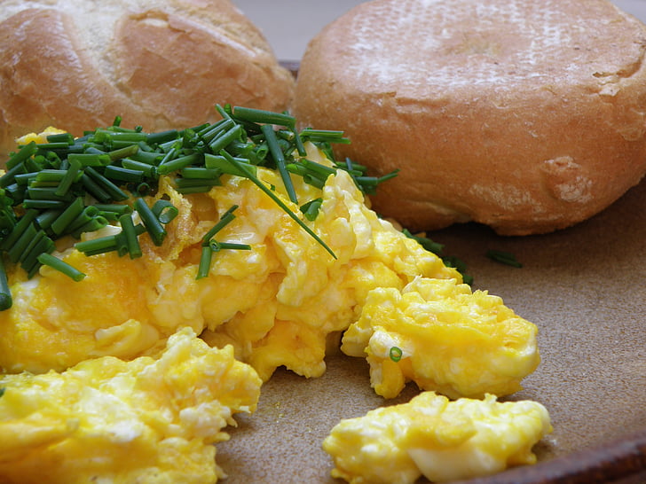 breakfast, scrambled eggs, bun, chive, eggs