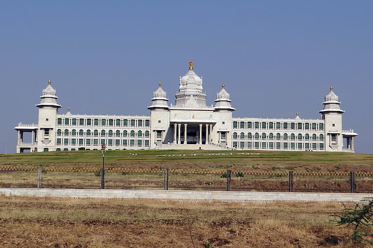 suvarna soudha, wetgevende gebouw, Belgaum, Nieuw, Long shot, Karnataka, India