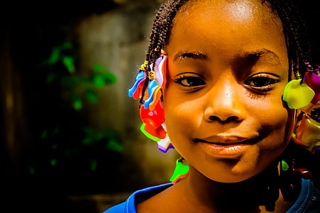 africké dieťa, nevinné, krásna tvár, africké korálky, dieťa, afrického etnika, ľudia