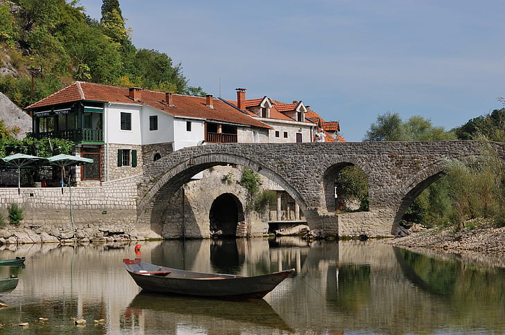 Montenegro, Río, puente, un puente de piedra, Lago, barco, silencio