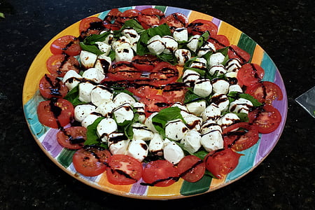 Caprese salat, mozzarella, tomater, frisk basilikum, basilikum, olivenolie, lagdelte salat