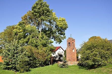 Kaplica, drzewo, wieś, Warmia, Polska, kolorowe, słoneczny dzień