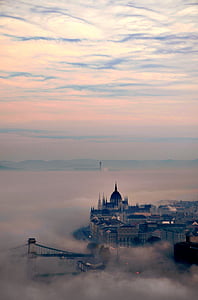 Budapest, amanecer, niebla, Parlamento, Puente de Elizabeth, Fondo, cielo
