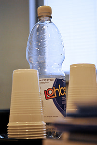 水のボトル, ペット, プラスチック製のボトル, リサイクル, リフレッシュメント, プラスチック カップ