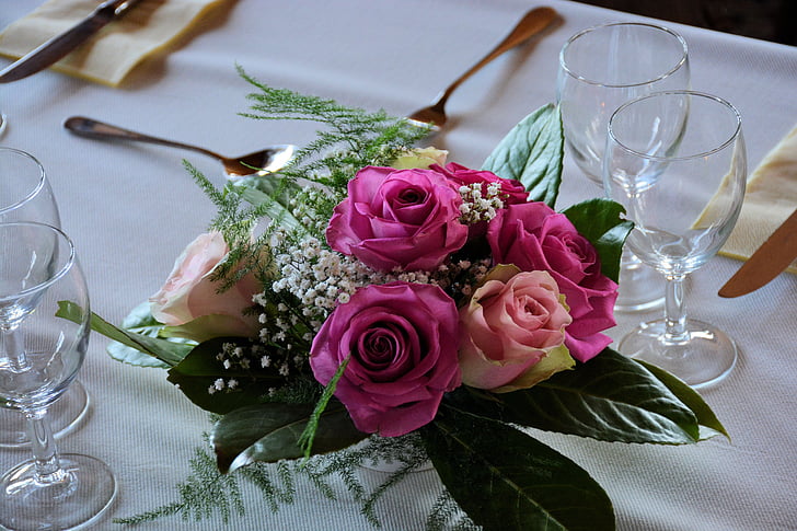 Roses, RAM de flors, taula, decoració, flors, copes de vi