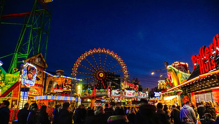 Fun fair, atrakciju parks, Hamburger dom, ceļojumā karnevāls, naktī, māksla, kultūra un izklaide, lielai cilvēku grupai