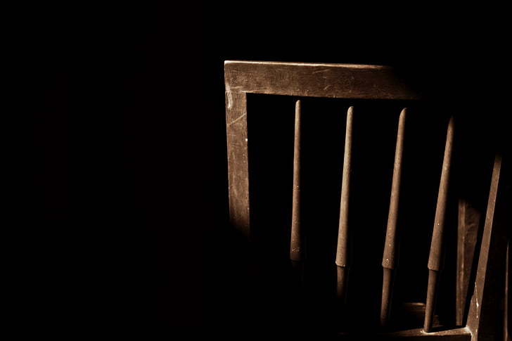 cadira, silueta, fusta, fons negre
