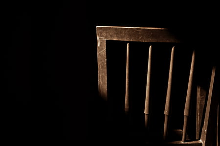 cadira, silueta, fusta, fons negre