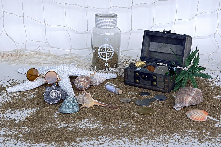 Truhla s pokladem, písek, chobotnice, dlaně, hvězdice, slávky, mince