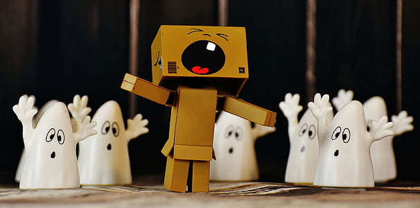 danbo, ghost, fear, cry, run away, funny, indoors