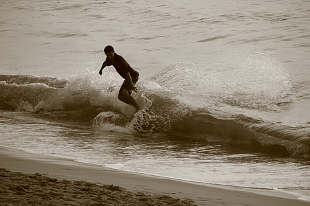 Surfer, våg, stranden