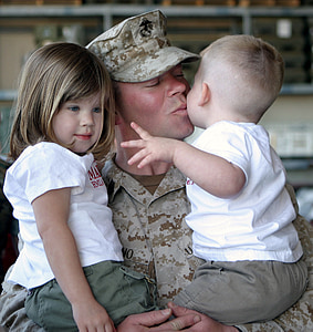 vojak, deti, rodina, deti, Marine, láska, bozk, pobozkať