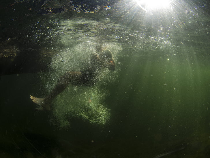 persona, sota l'aigua, salt, bombolles, fresc, clar, llum del sol
