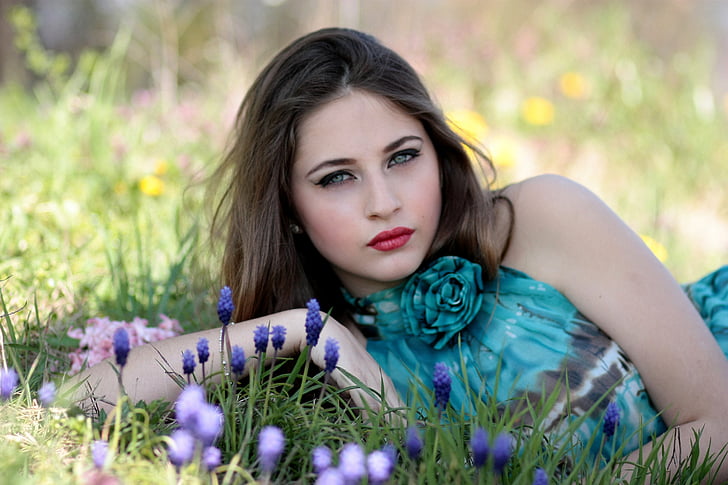 dievča, kvety, jar, modré oči, krása, pole, modrá