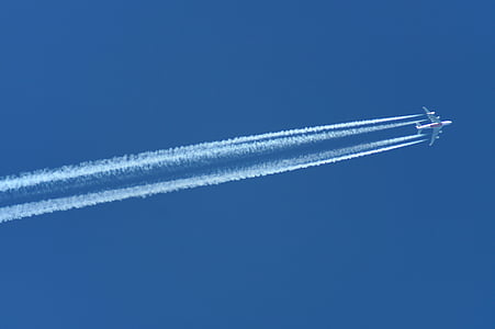 Sky, trafikflygplan, kondensstrimmor, luftkorridor