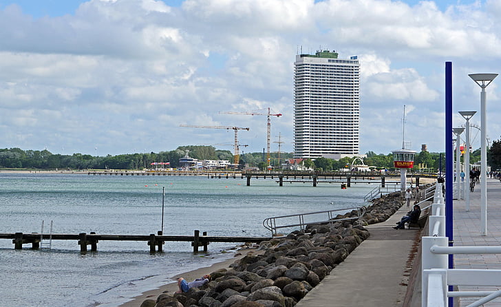 Travemünde, Hotel Flaminia, Spa zóna, pobřeží, Baltské moře, Ochrana pobřeží, balvany
