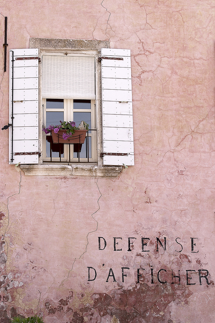 Dél-Franciaország, Provence, falu, utca, homlokzat, graffiti