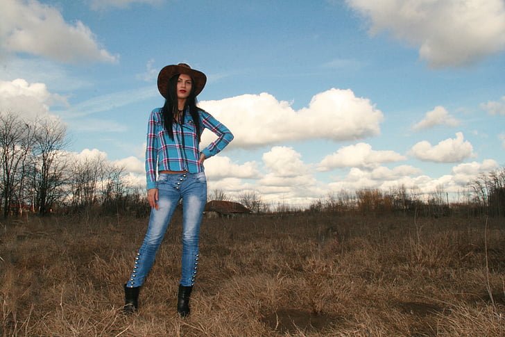 Cowgirl, rietumu, mežonīgie Rietumi, cepures, stepe