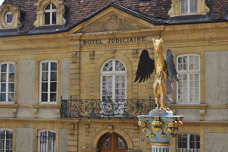 Hôtel city, Fontaine, vieux
