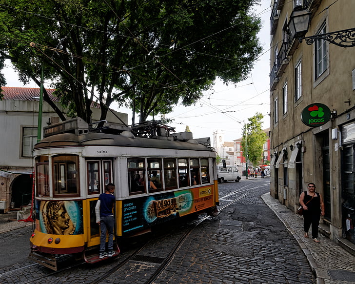 Lisabon, Portugal, Stari grad, tramvaj, ceste, ulica