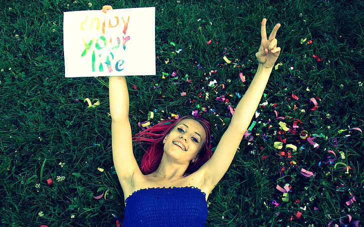 Flicka, rosa hår, gräs, konfetti, leende, lycka, kvinnor