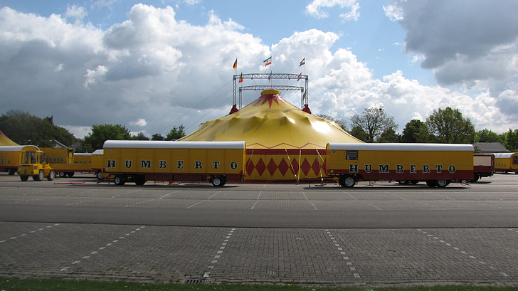 circo, automobili di circo, tenda di circo, giallo rosso