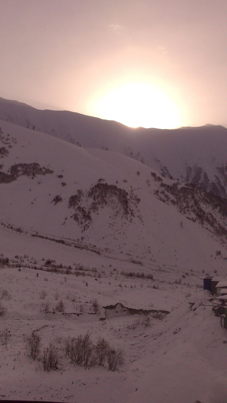 Ανατολή ηλίου, χιόνι, βουνά, Χειμώνας, Ήλιος, Νότια Οσετία, φωτογραφία