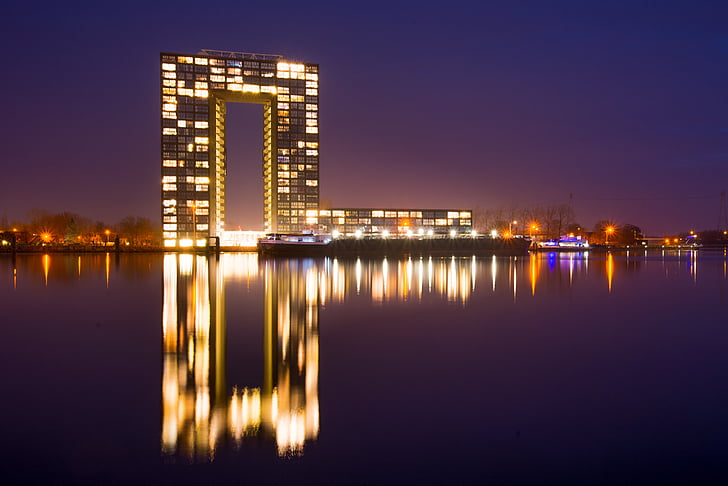Groningen, tour, condominium, lumières, nuit, exposition longue, réflexion
