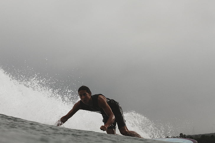 eau, Surf, surfeur, un seul homme, Seuls les hommes, pleine longueur, en cours d’exécution