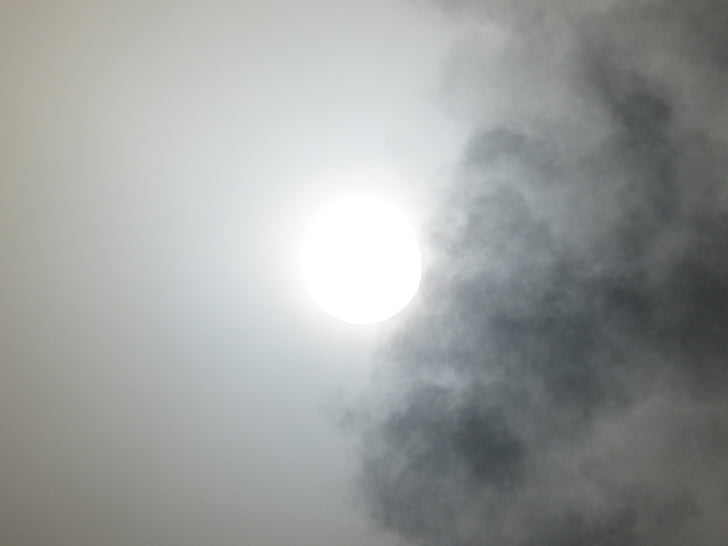 sol, nubes, humo, a oscuras