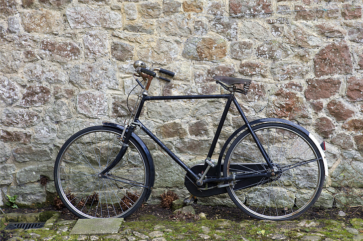 tradicionālajiem velosipēdu, sarūsējis stūri, melna, atsperotā slodze seglu, zvans, bremzes svira, dubļusargu