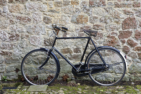 전통적인 자전거, 녹슨 자전거 핸들, 블랙, 튄된 안장, 벨, 레버 브레이크, 체인 가드