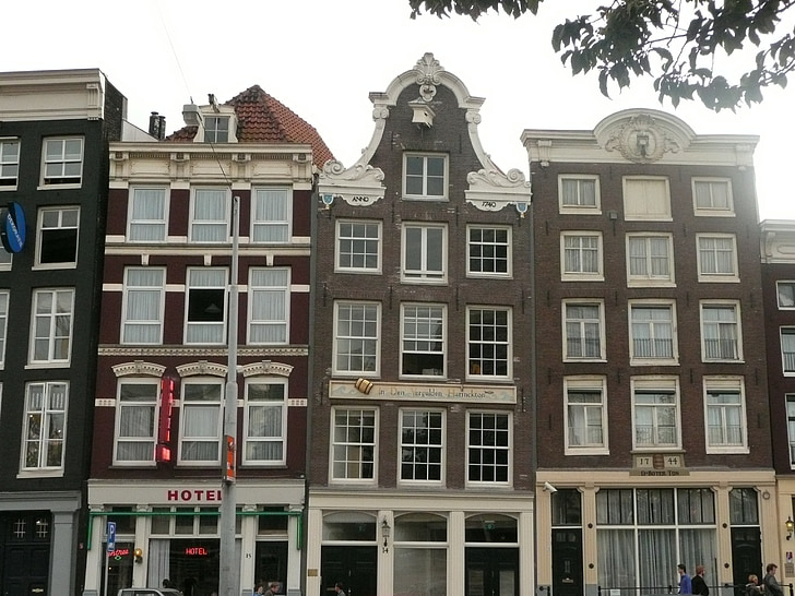 Амстердам, ред от къщи, криви къща