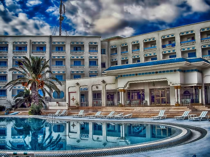Hotel, z hydromasażem, palmy, krzesła, Tunezja, Republika Tunezji, Architektura
