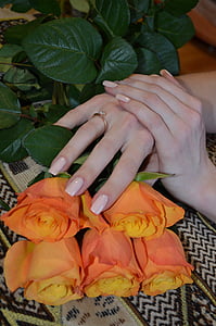 női kezek, gyűrű, elkötelezettség, virágok